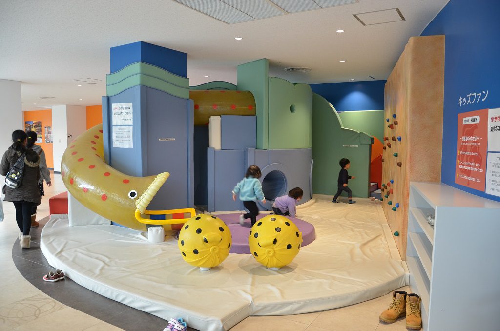 魚をモチーフにした遊具があるキッズスペース／新潟市水族館マリンピア日本海（新潟県／新潟市）