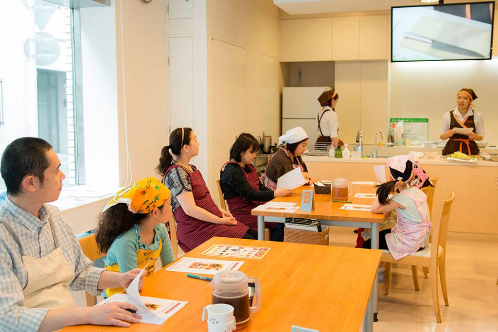 調理のレクチャーを受ける／東京ガス キッズインザキッチン 親子クラス