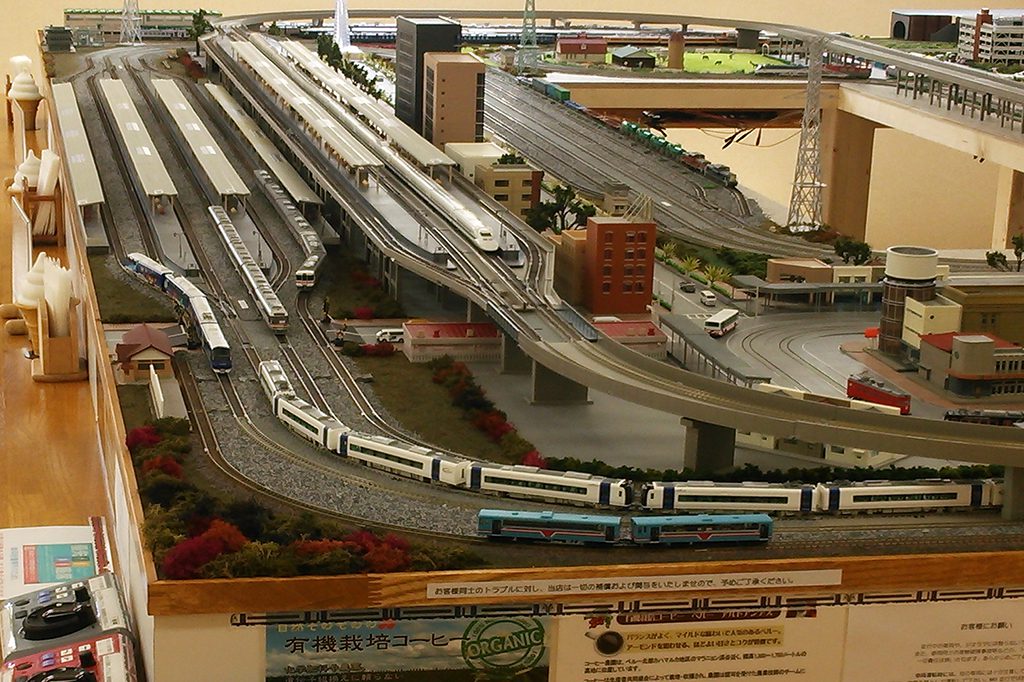 運転体験もできる店内のジオラマ／鉄道カフェはるか（岐阜県／岐阜市）