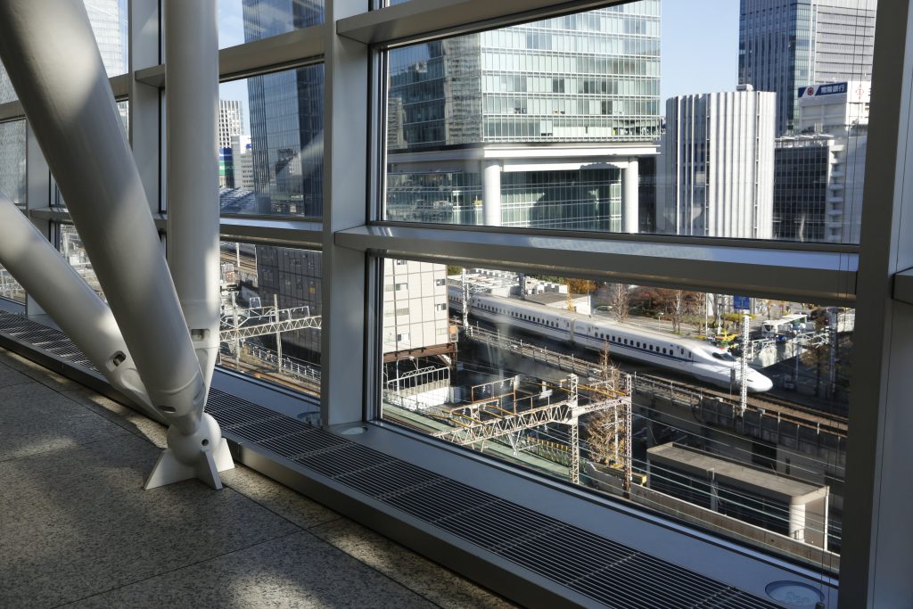 新幹線が見えるガラス棟7階/東京国際フォーラム ラウンジ(東京都/千代田区)