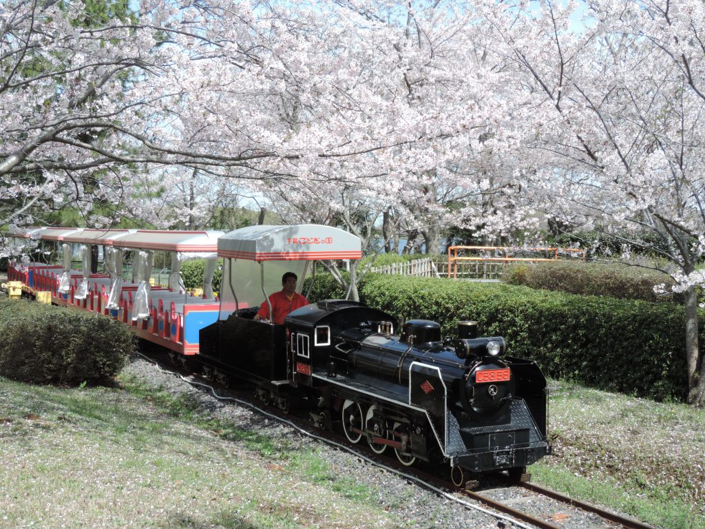 桜の頃のキッズダムトレイン/千葉こどもの国キッズダム(千葉県/市原市)