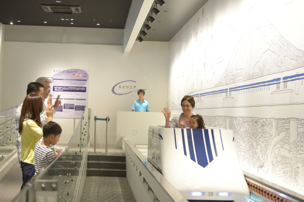 ミニリニアで浮上走行体験／山梨県立リニア見学センター（山梨県／都留市）