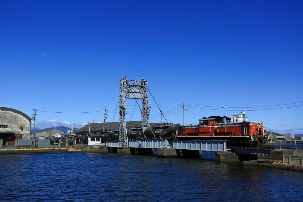 可動橋を通過する貨物列車／末広橋梁（三重県／四日市市）