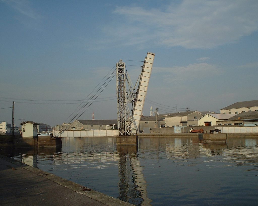 船舶航行のため上昇した可動橋／末広橋梁（三重県／四日市市）