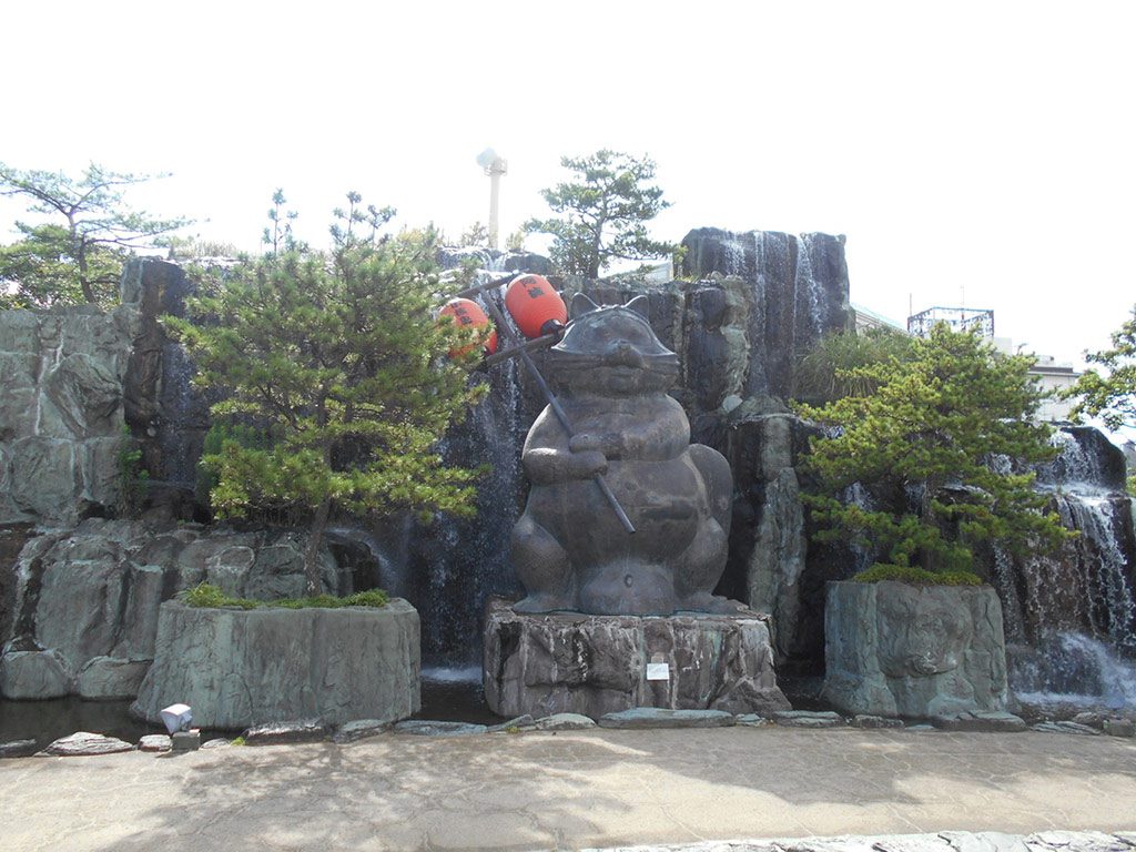 小松島市のシンボル、狸の銅像／小松島ステーションパーク（徳島県）