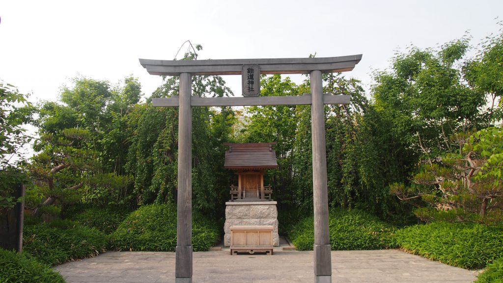 旅の安全を祈願する「鉄道神社」/JR博多シティ(福岡県/福岡市)
