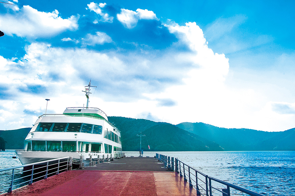 双胴船で芦ノ湖をゆったり楽しめる遊覧船/箱根 芦ノ湖遊覧船(神奈川県)