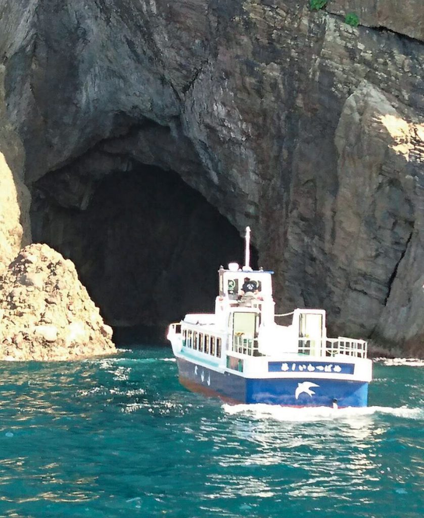 洞門や奇岩、奇石が連続するリアス式海岸をめぐる／但馬海岸遊覧船（兵庫県／新温泉町）
