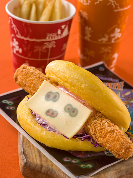 チーズ&エビカツがサンドされたバーガー/東京ディズニーリゾート(千葉県/浦安市)