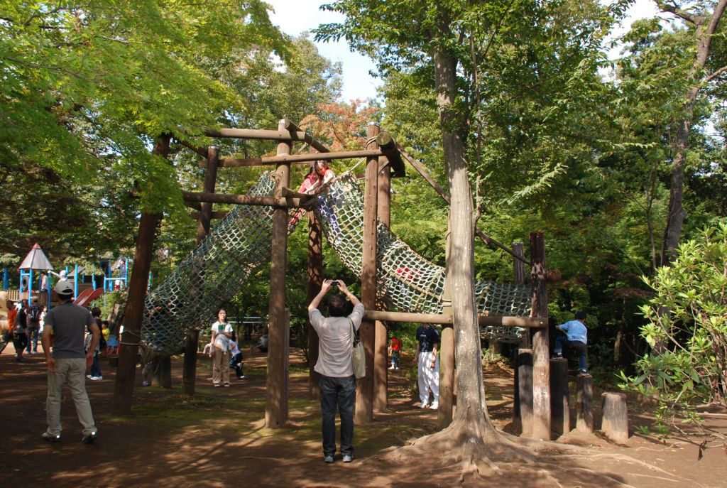 ネットのトンネルを登る子どもたち／フィールドアスレチックありのみコース（千葉県市川市）