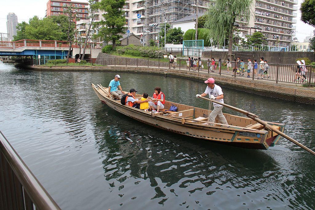 木造和船に乗る親子／横十間川親水公園（東京都／江東区）