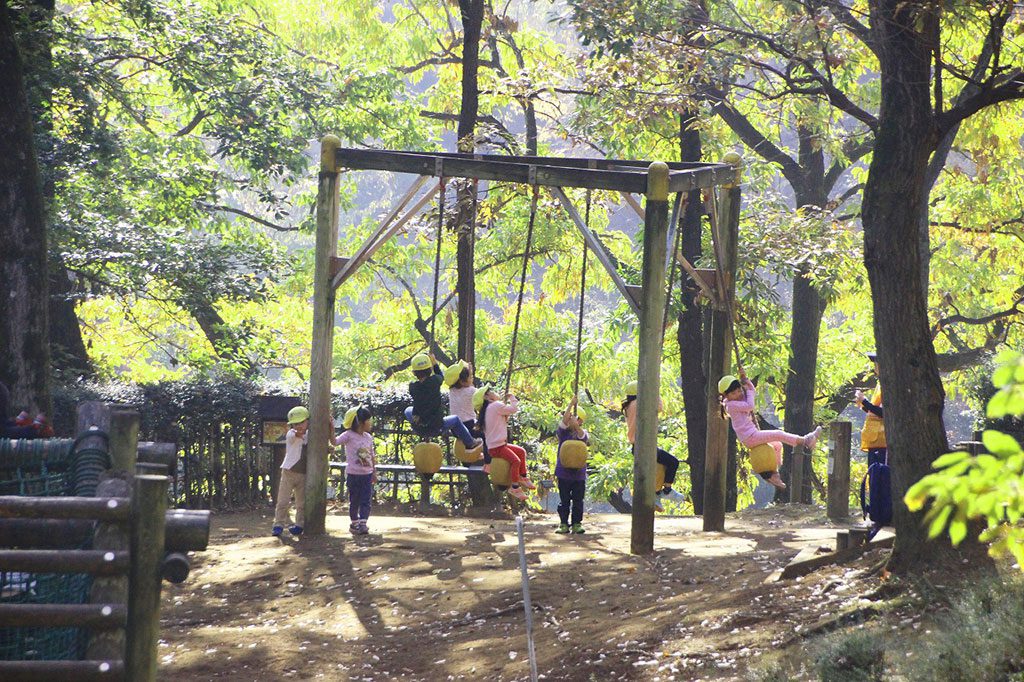 アスレチック遊具 ボールスイングと子どもたち/県立七沢森林公園(神奈川県/厚木市)