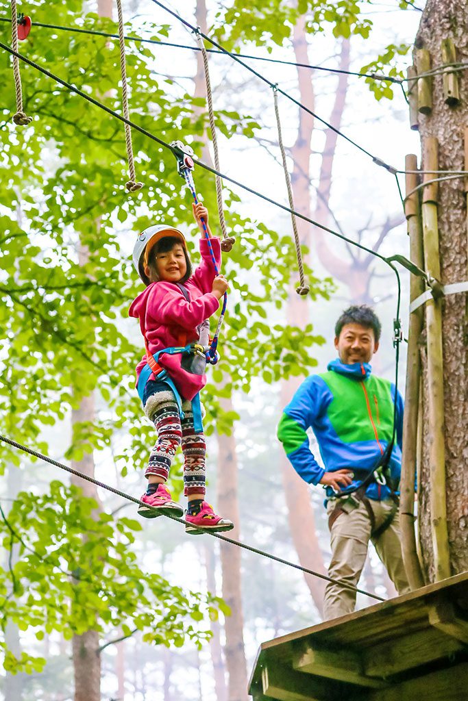木の間のロープを渡る女の子/フォレストアドベンチャー・箱根(神奈川県/足柄下郡箱根町)