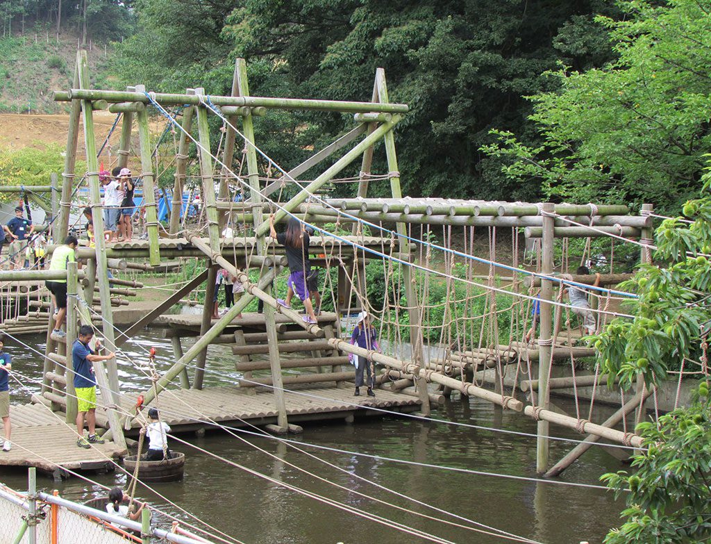 池の上を進む子どもたち／フィールドアスレチック横浜つくし野コース（神奈川県／横浜市緑区）