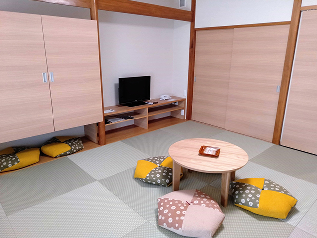 畳にカラフル座布団がアクセントの和モダンルーム/池の平ホテル(長野県/立科町)