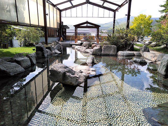 水着で楽しむ約100畳の大露天風呂/池の平ホテル(長野県/立科町)