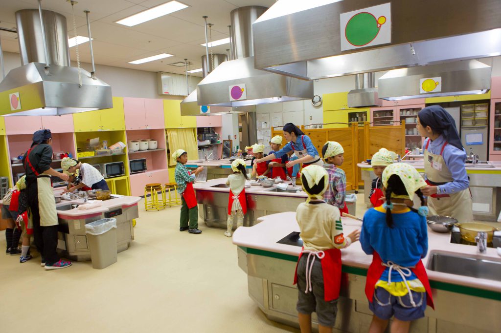 キッズプラザ大阪は、お仕事体験や巨大な室内遊具が人気の博物館