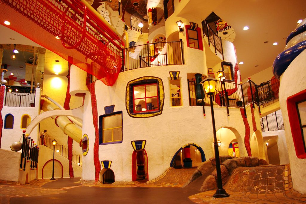 「こどもの街」は曲線で作られた巨大な室内遊具／キッズプラザ大阪