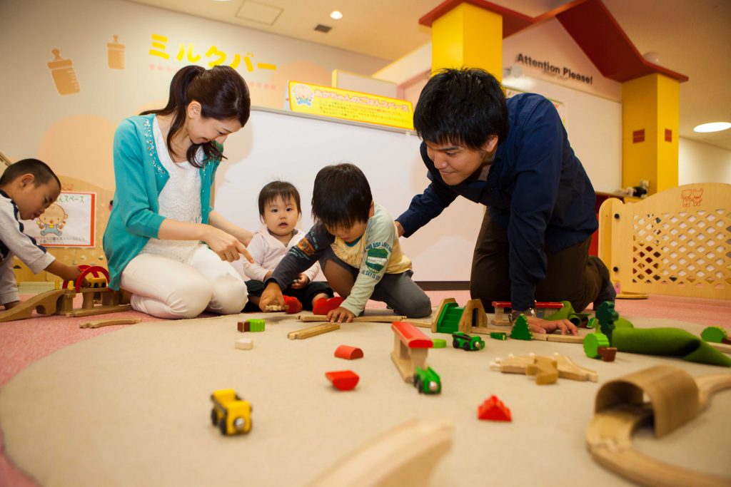 赤ちゃん・幼児向けプレイルームで電車遊びをする親子／キッズプラザ大阪