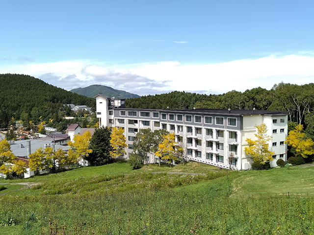緑に囲まれた「白樺リゾート池の平ホテル」の外観(長野県/立科町)