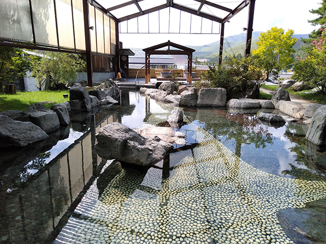 水着で楽しむ約100畳の大露天風呂/池の平ホテル(長野県/立科町)