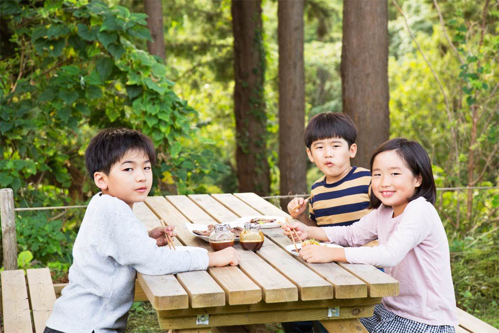 木のテーブルでバーベキュー/農園リゾート ザファーム(千葉県/香取市)