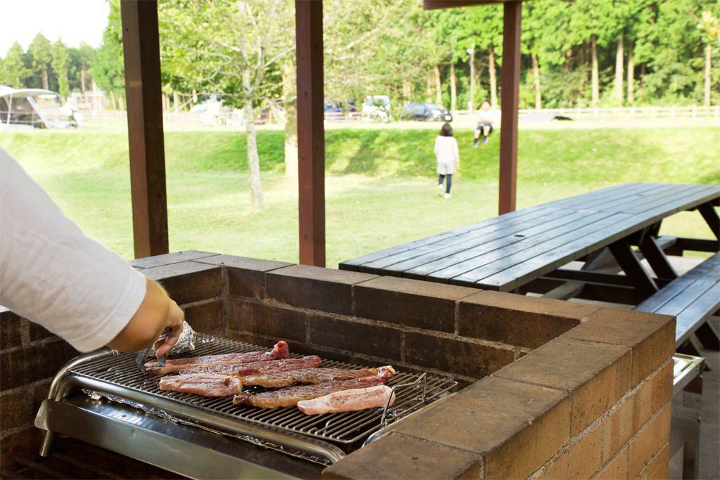 レンガの焼きコンロで肉を焼く/農園リゾート ザファーム(千葉県/香取市)
