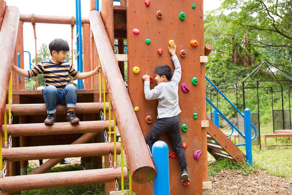 ボルタリングなどの遊具で遊ぶ子供たち/農園リゾート ザファーム(千葉県/香取市)