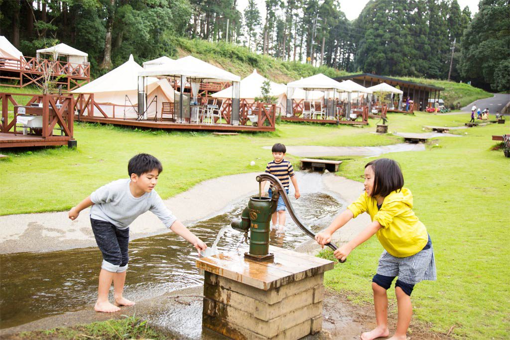 じゃぶじゃぶ池やポンプ式井戸で遊ぶ子供たち/農園リゾート ザファーム(千葉県/香取市)