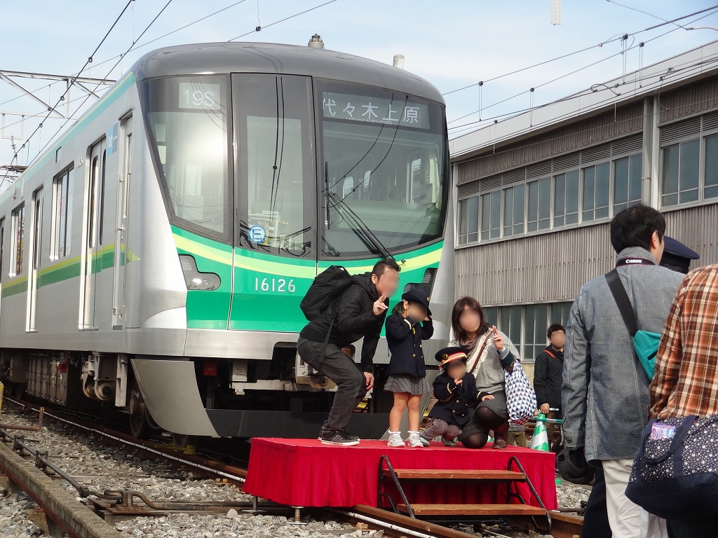千代田線16000系をバックに、制服撮影/車両基地イベント「メトロファミリーパーク in AYASE 2019」