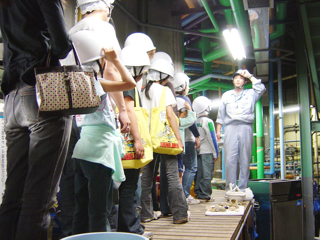 バックヤード探検をする家族/サンピアザ水族館（北海道／札幌市）