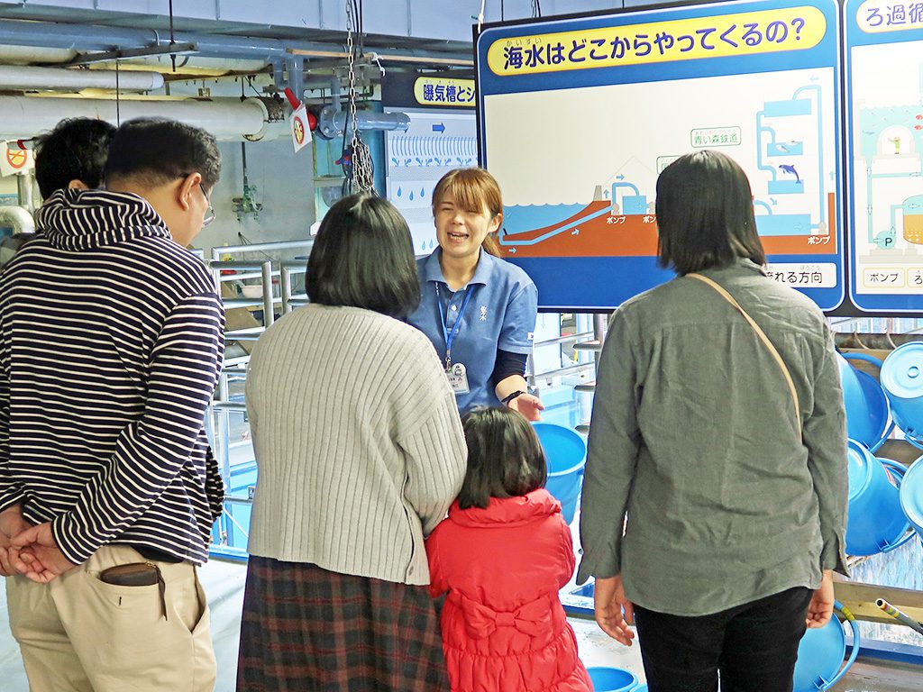 見学会の説明を聞く家族/青森県営浅虫水族館（青森県／青森市）