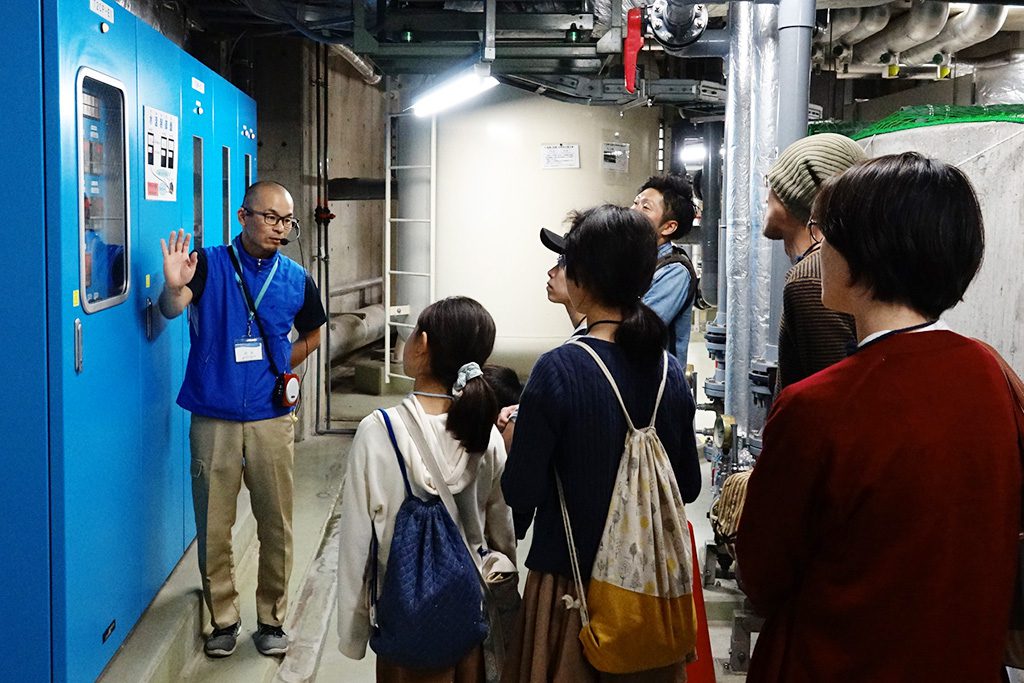 バックヤードツアーで解説を聞く親子／世界淡水魚園水族館 アクア・トト ぎふ（岐阜県／各務原市）