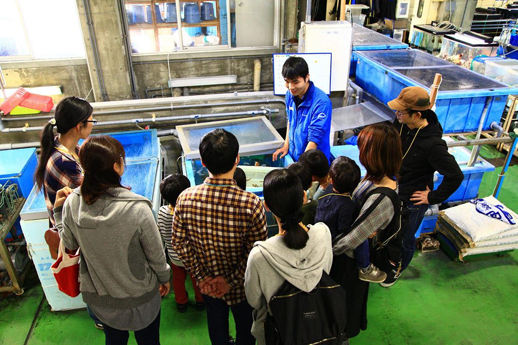 バックヤードツアーで水族館の裏側を案内する様子／碧南海浜水族館（愛知県／碧南市）