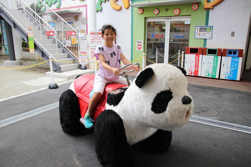 パンダカーに乗る様子／浅草花やしき（東京都/台東区）