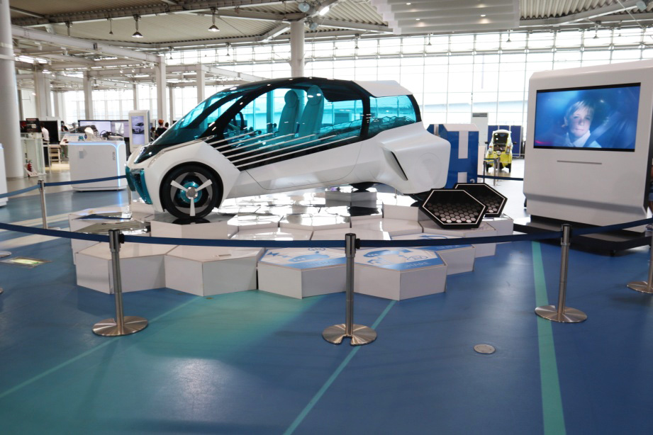 水素と酸素の化学反応により発生した電気で走る燃料電池車／MEGAWEB（東京都/江東区）