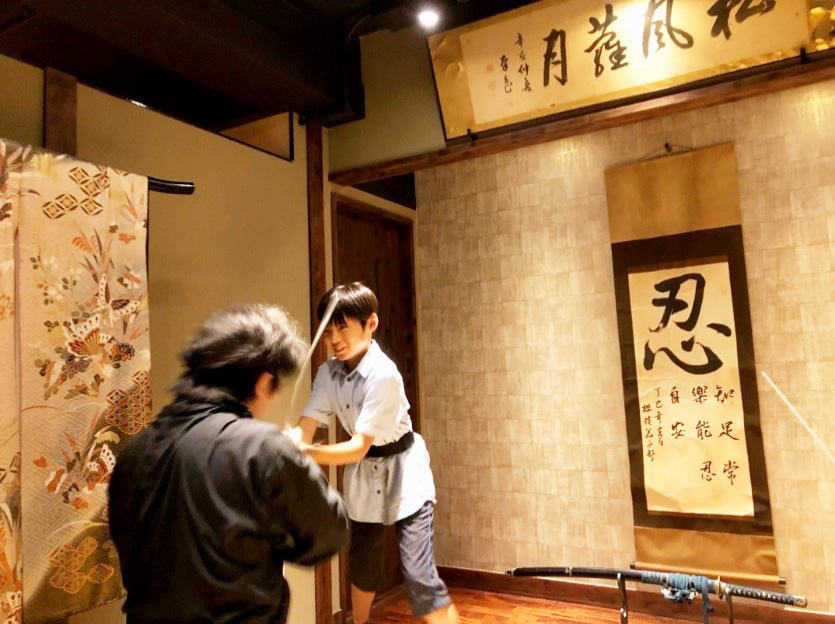 忍者と刀で勝負する様子／手裏剣道場 新宿 忍者からくり屋敷（東京都/新宿区）