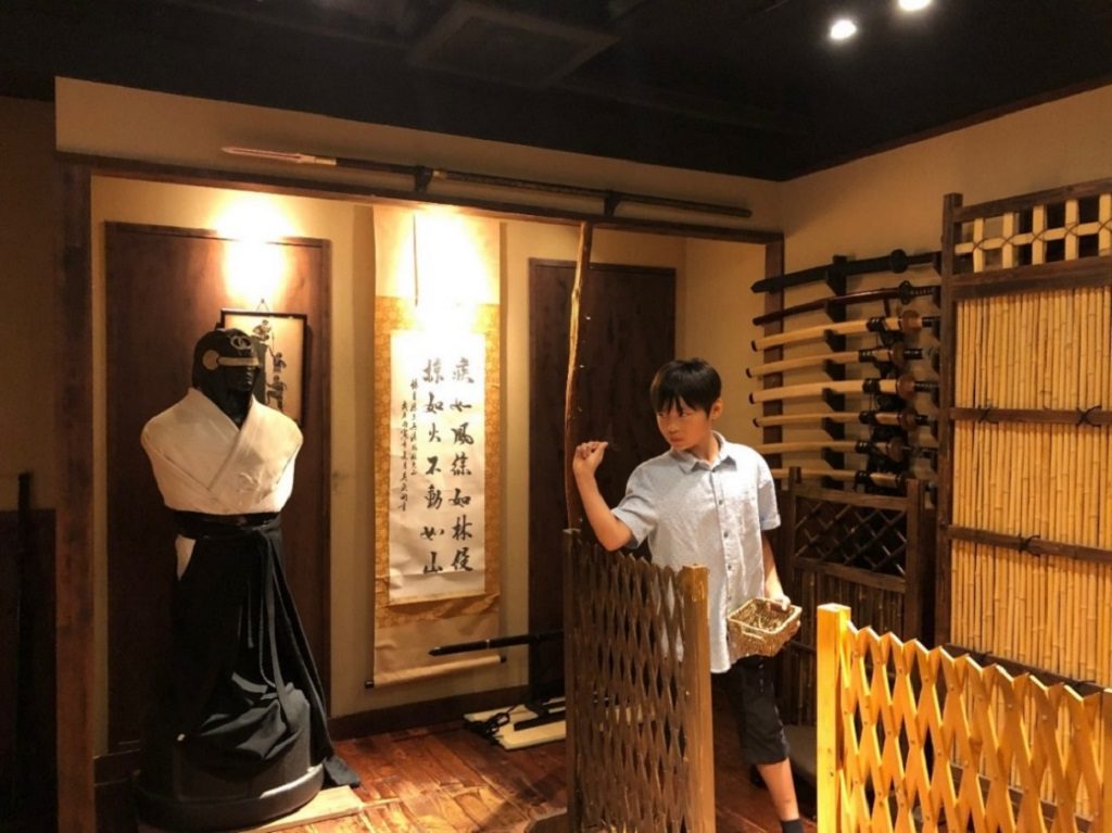 手裏剣道場で忍者訓練をする様子／手裏剣道場 新宿 忍者からくり屋敷（東京都/新宿区）