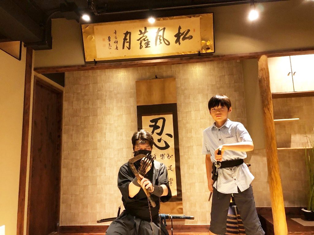 模造刀を手に、忍者と記念撮影／手裏剣道場 新宿 忍者からくり屋敷（東京都/新宿区）