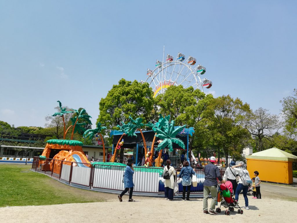 観覧車もある遊戯施設ゾーン／熊本市動植物園