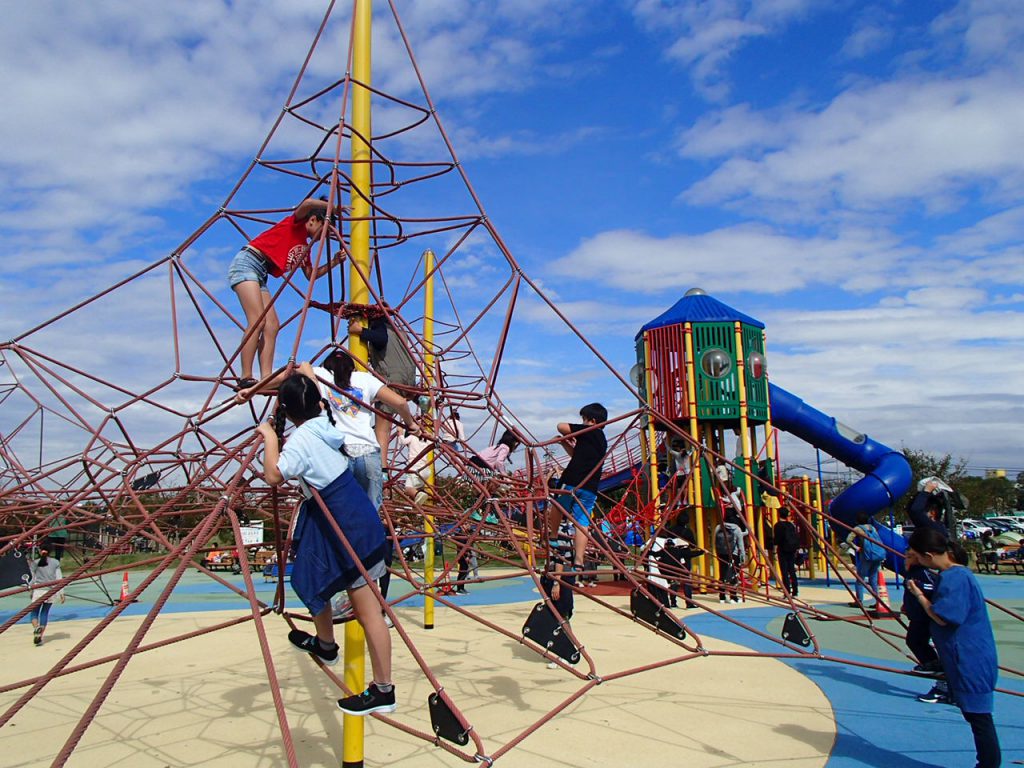 「わんぱく広場」で遊ぶ子どもたち／大和ゆとりの森（神奈川県／大和市）