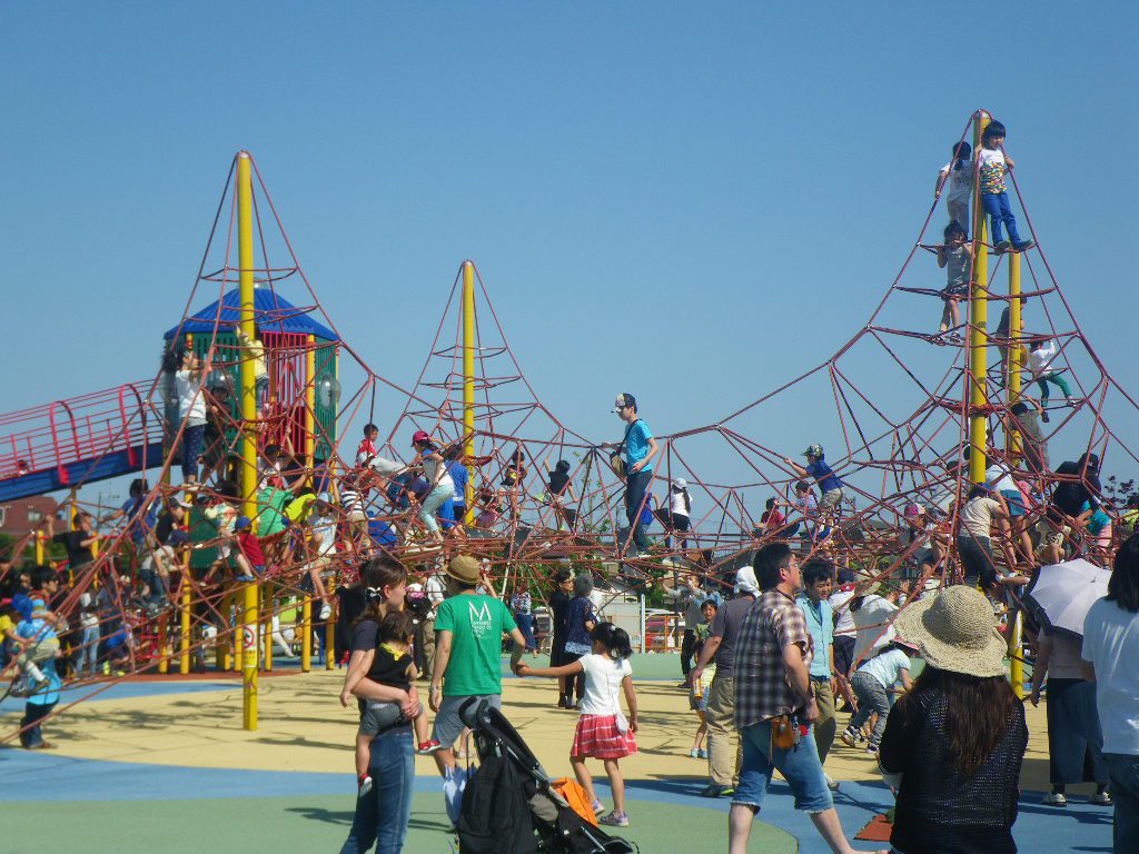 大型複合遊具がある「わんぱく広場」の様子／大和ゆとりの森（神奈川県／大和市）