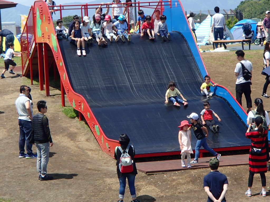 展望デッキで遊ぶ子どもたち／大和ゆとりの森（神奈川県／大和市）