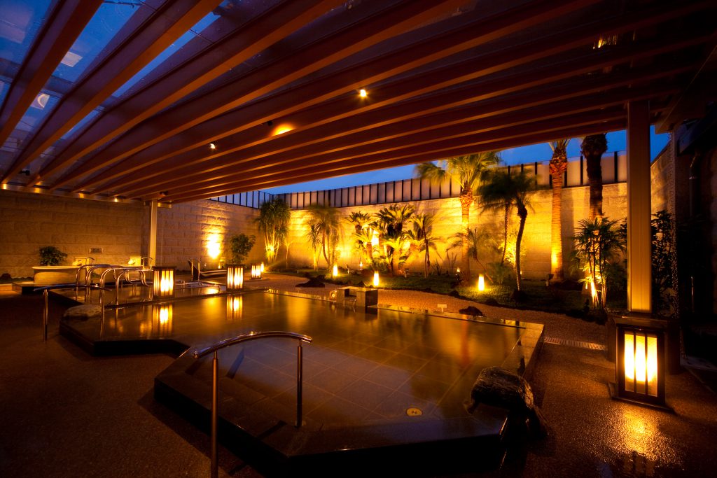 屋根付きの露天風呂／菊南温泉スパリゾート　あがんなっせ（熊本県／熊本市）