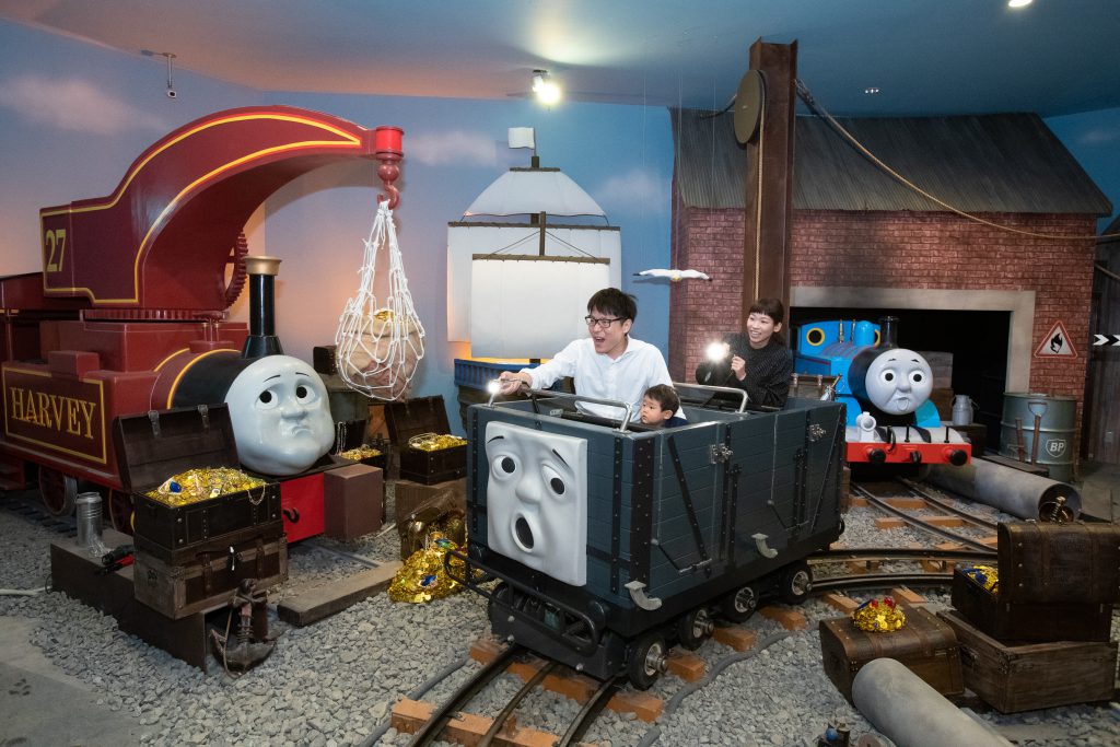 屋内型アトラクション「たからさがし大冒険」と親子／富士急ハイランド トーマスランド（山梨県／富士吉田市）