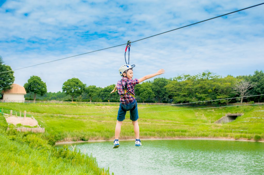 ロングジップスライドで滑空する子ども／こもれび森のイバライド（茨城県／稲敷市）