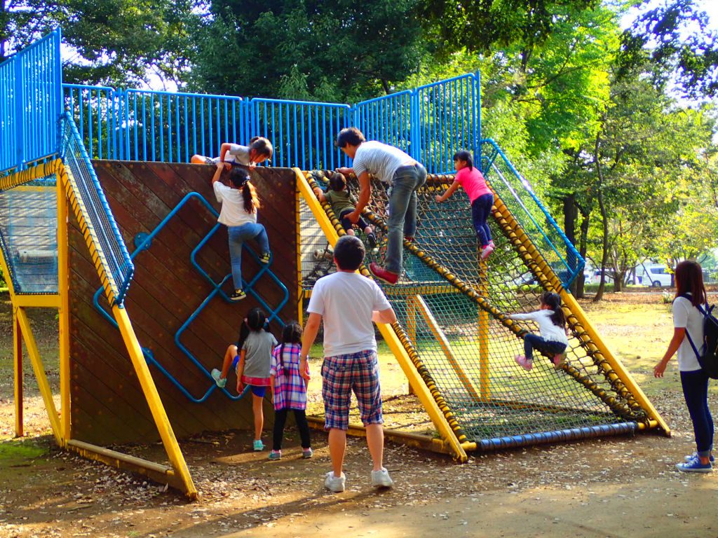 アスレチック広場でネットクライムをする子どもたち／県西総合公園（茨城県／筑西市）
