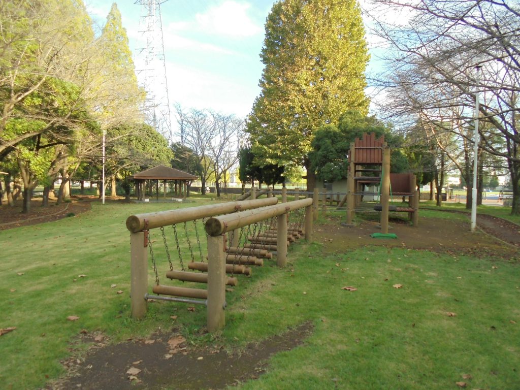 アスレチック遊具の奥にはあずまやも/古河市中央運動公園(茨城県/古河市)