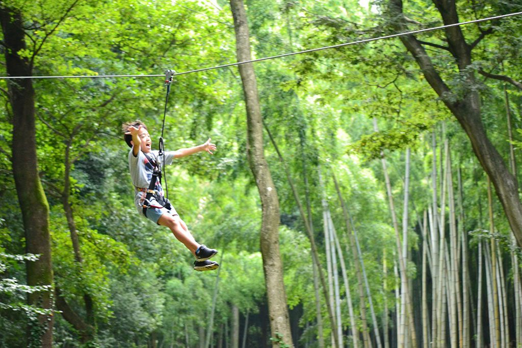 ジップスライドで滑空する子ども／フォレストアドベンチャー・おおひら（栃木県／栃木市）