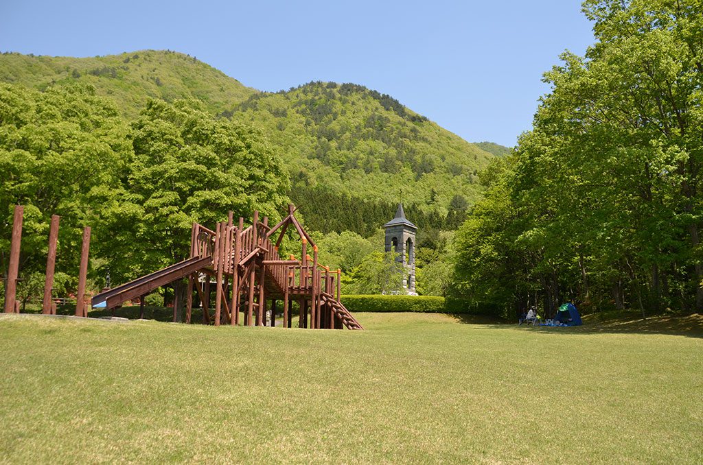 多目的広場の巨大アスレチック／箱の森プレイパーク（栃木県／那須塩原市）